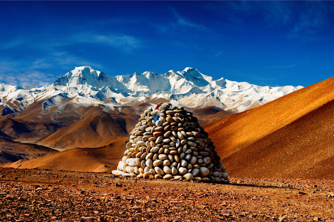 Кам'яний пагорб на тлі краєвиду Тибету.