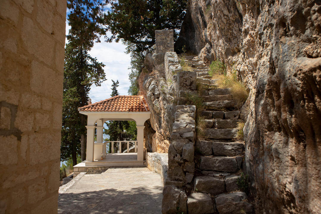 Старі кам'яні сходи на крутій скелі у святилищі
