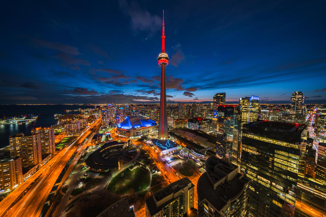 Архітектурна пам'ятка CN Tower освітлена вночі