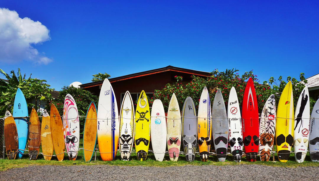 На вулицях Мауї збудували різнокольорові дошки для серфінгу