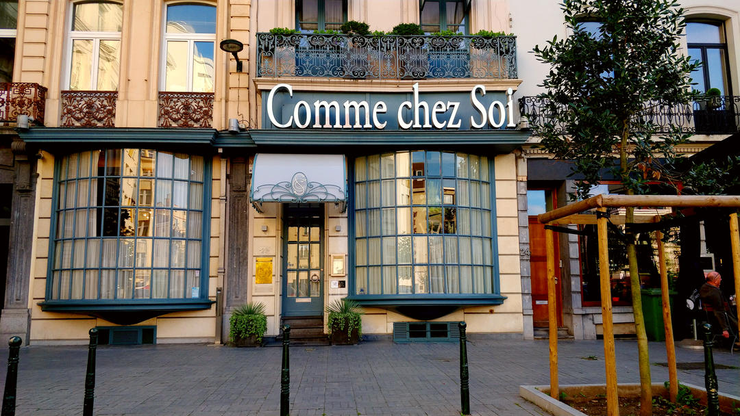 Фасадне вікно та вхід до ресторану Comme Chez Soi