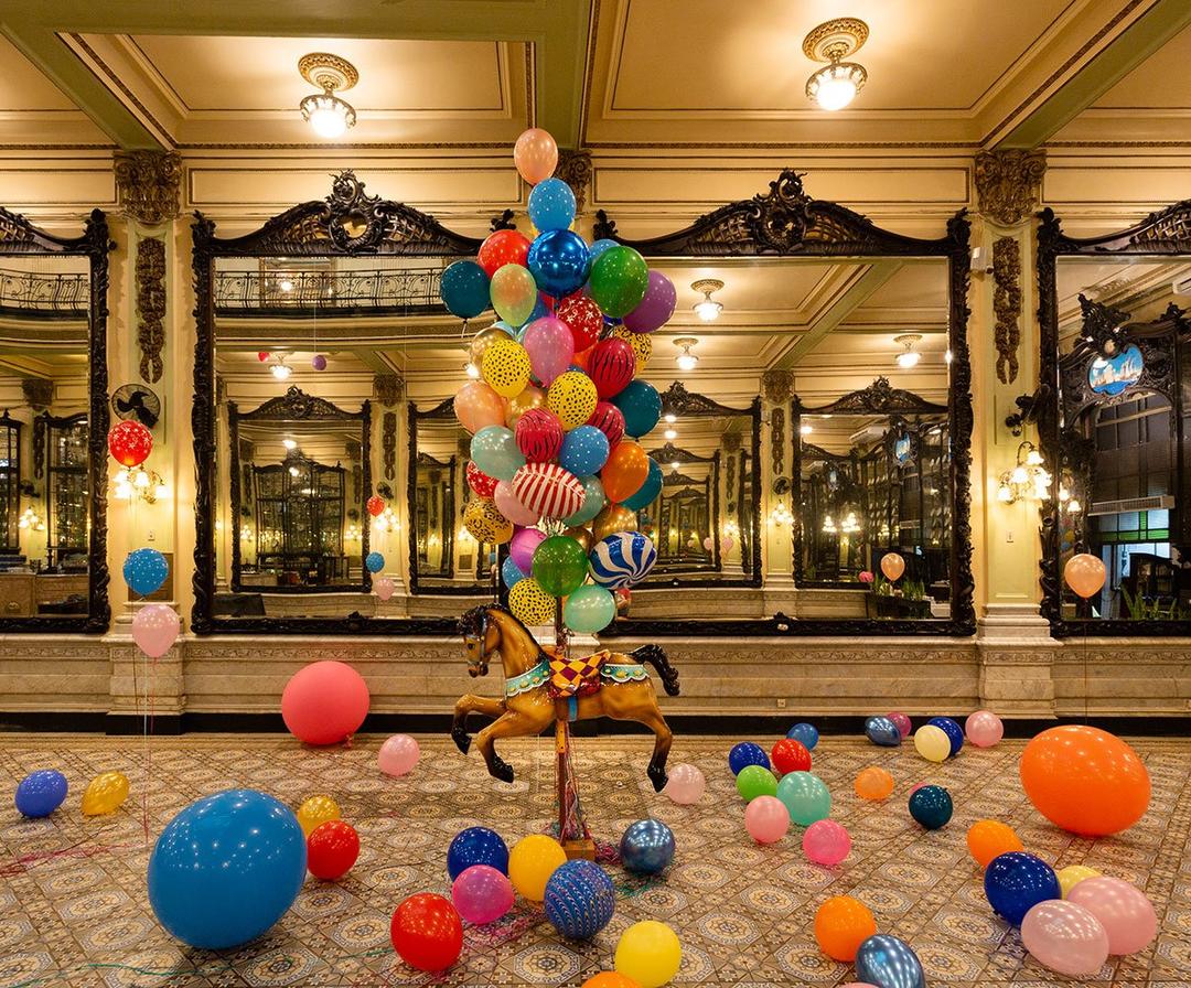Повітряні кульки в холі ресторану