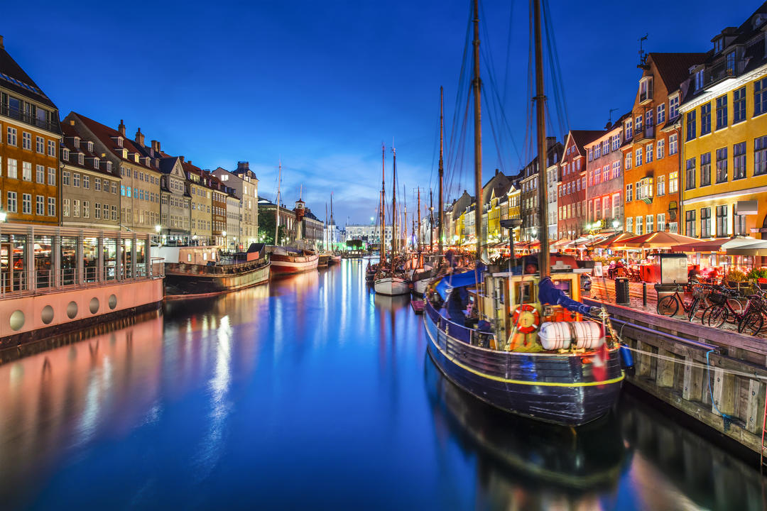 Човни та баржі на амстердамському каналі