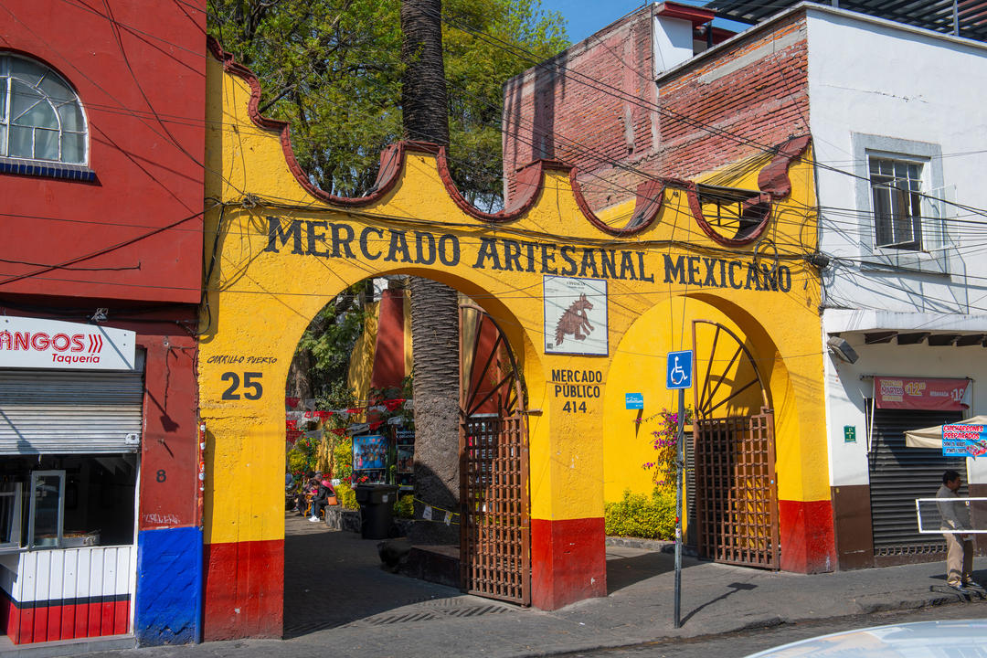 Мексиканський ремісничий ринок Mercado Artesanal Mexicano на вулиці Феліпе Каррільо Пуерто