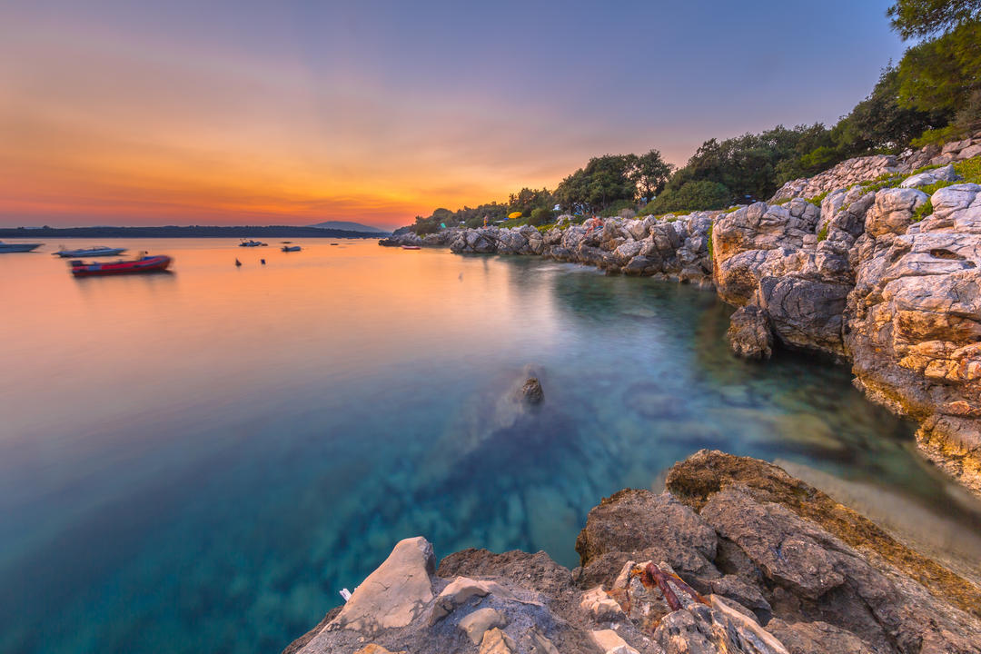 Барвисті захід сонця над скелястим узбережжям Хорватії.