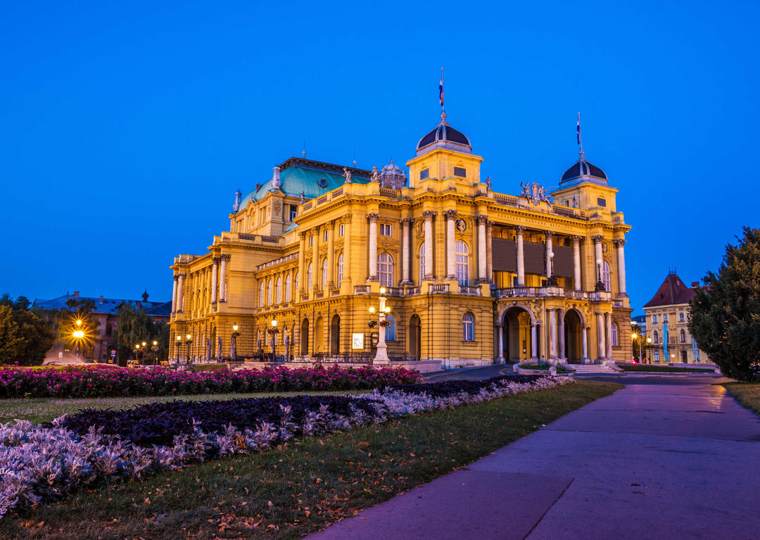 Хорватський національний театр у Загребі вночі