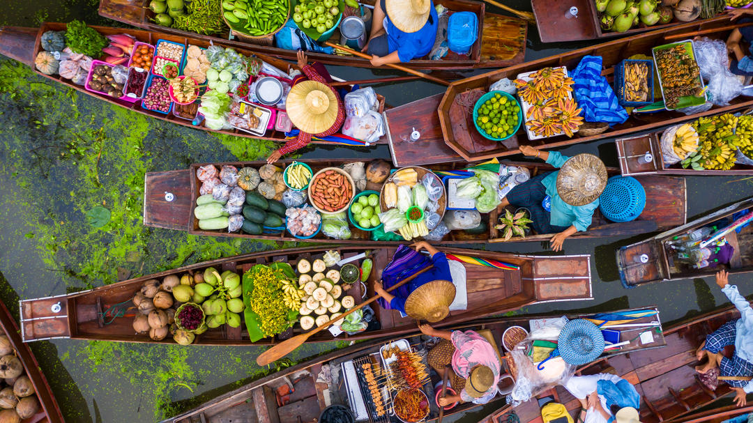 Фермер продає фрукти, овочі та тайську кухню