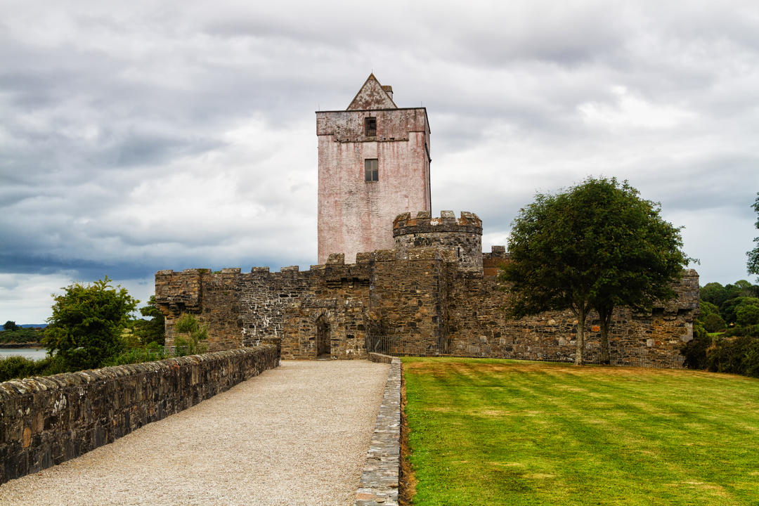 Вид на оборонні стіни та башта замку