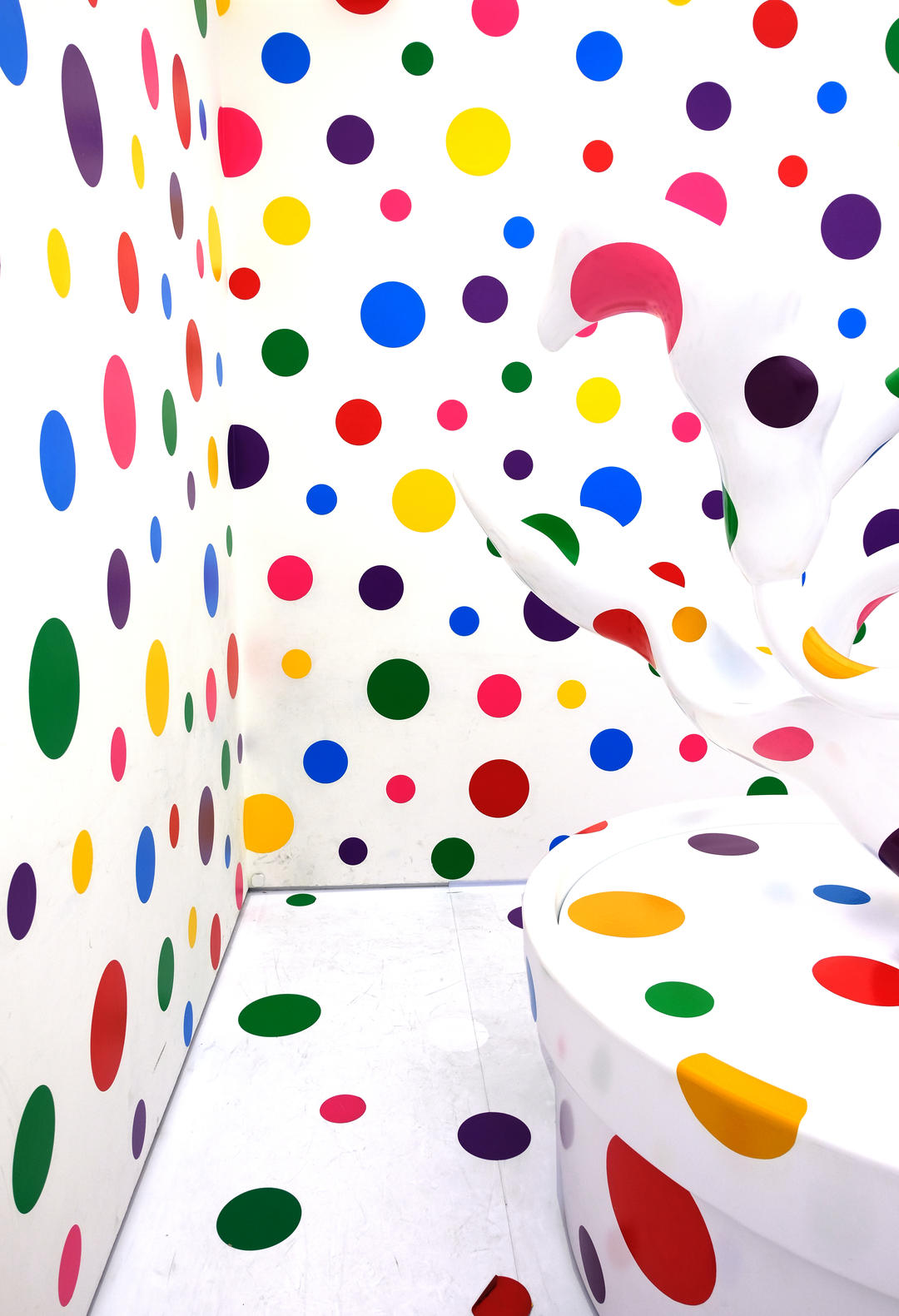 Інсталяція Яйо Кусами "Dots Obsession installation"