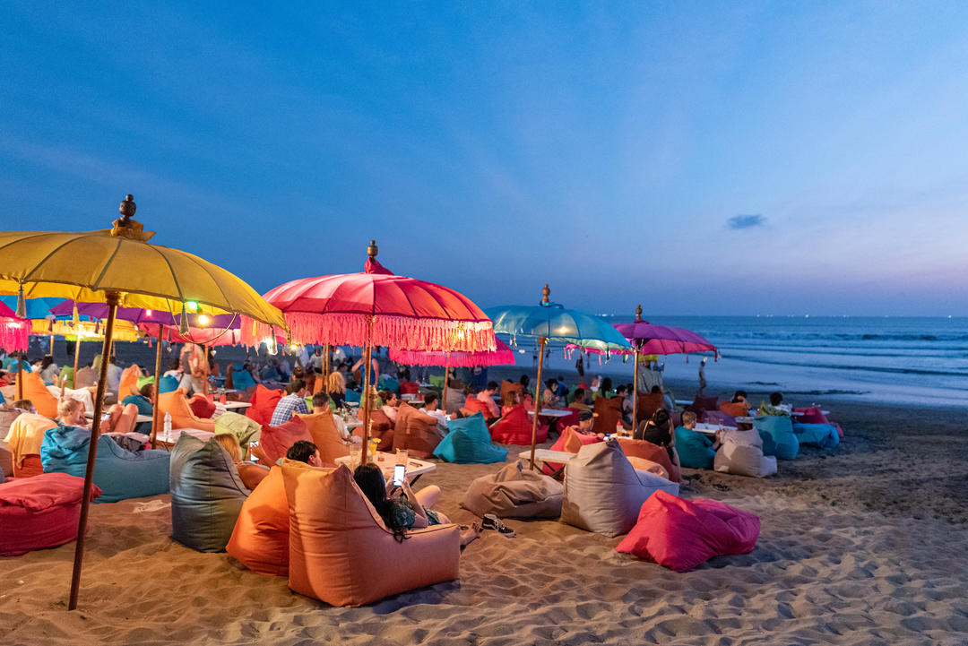 Різнокольоровий вечір пляж з туристами