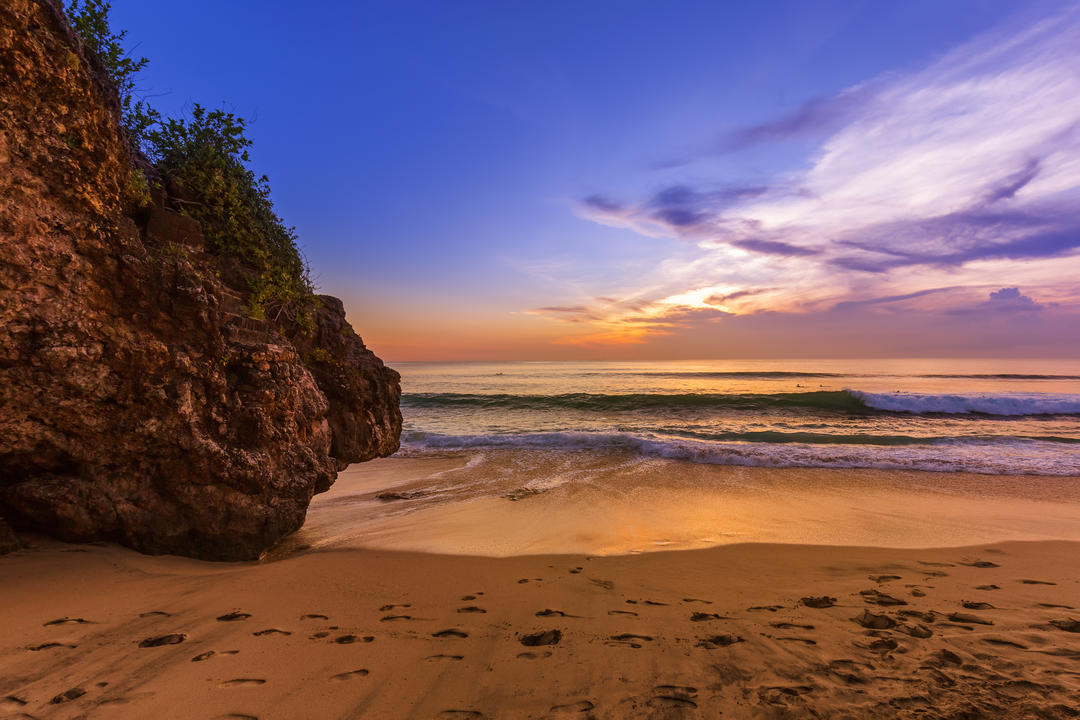 Скелястий пляж на заході сонця