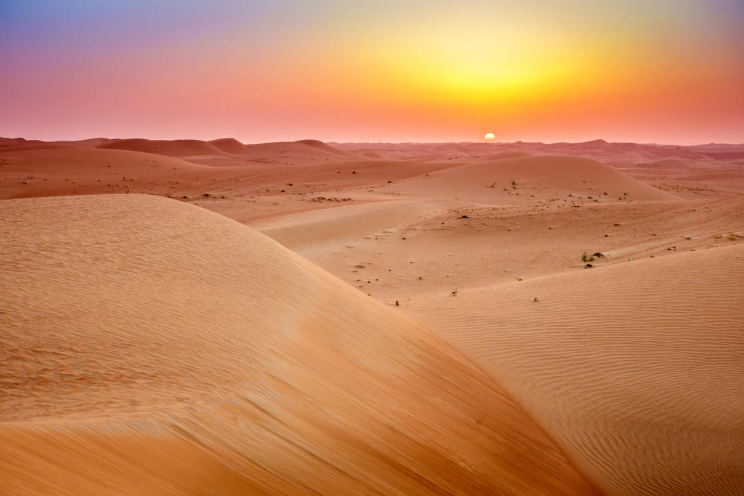 Схід сонця над дюнами заповідника пустелі Дубая