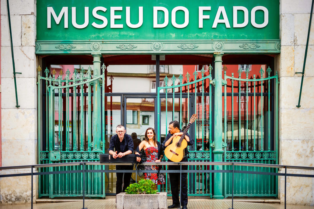 Португальський гітарист, співак фаду та акустичний гітарист перед музеєм фаду