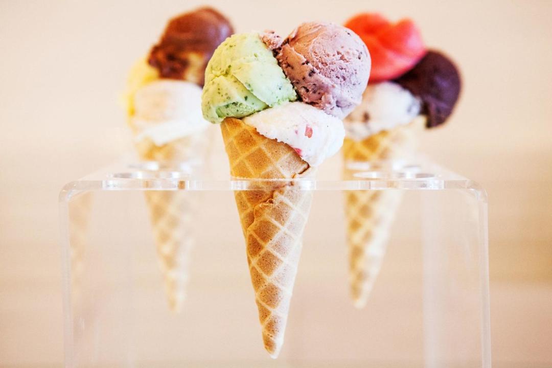 Кульки морозива у вафельному стаканчику з різними смаками