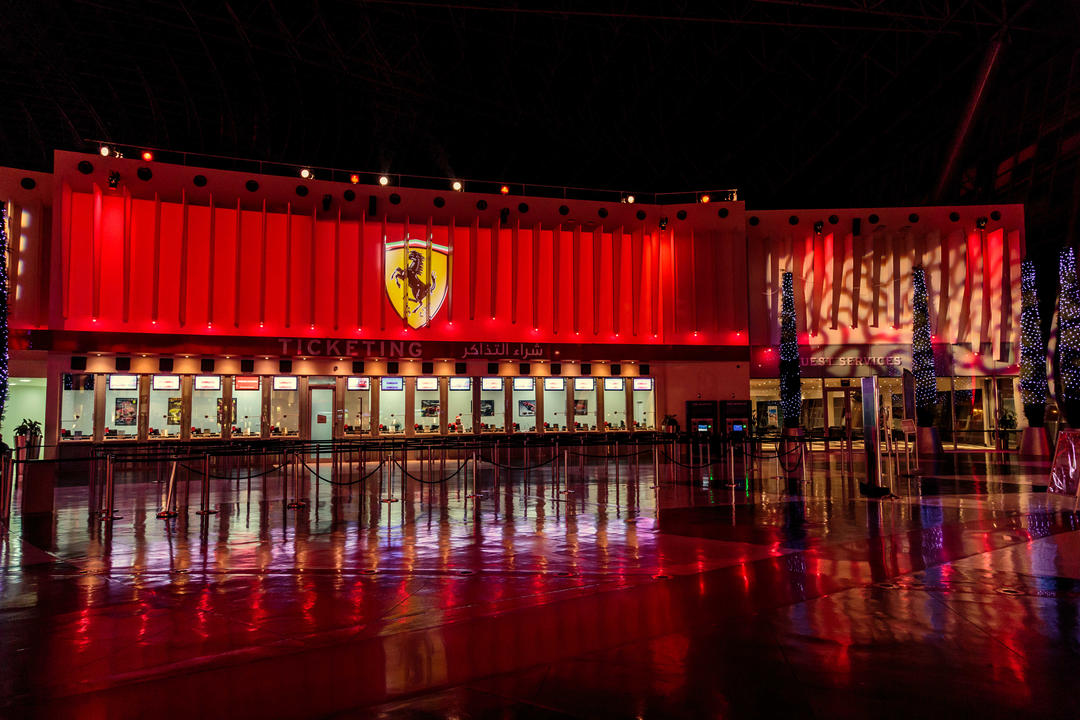 Внутрішній вигляд тематичного гоночного комплексу Ferrari World Motor