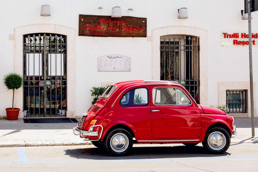 Червоний класичний Fiat 500