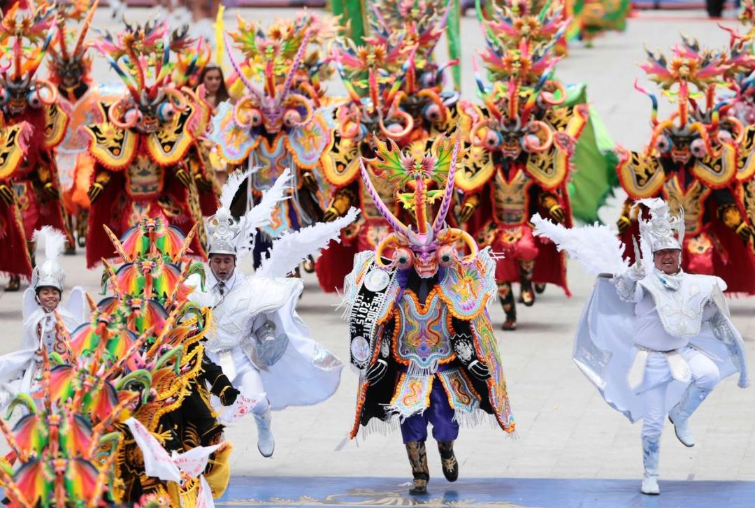 Барвисті карнавал костюми в Пуно.