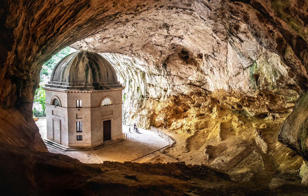 Церква всередині печери в Італії