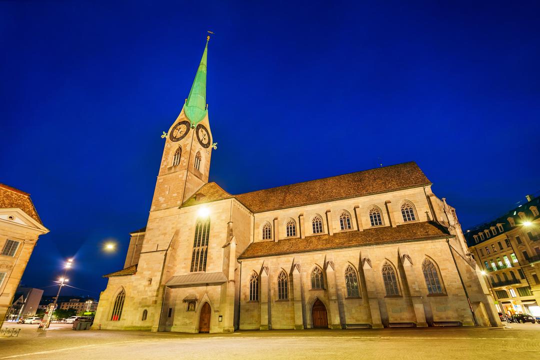 Церква Фраумюнстер біля річки Ліммат у центрі міста Цюріх у Швейцарії.