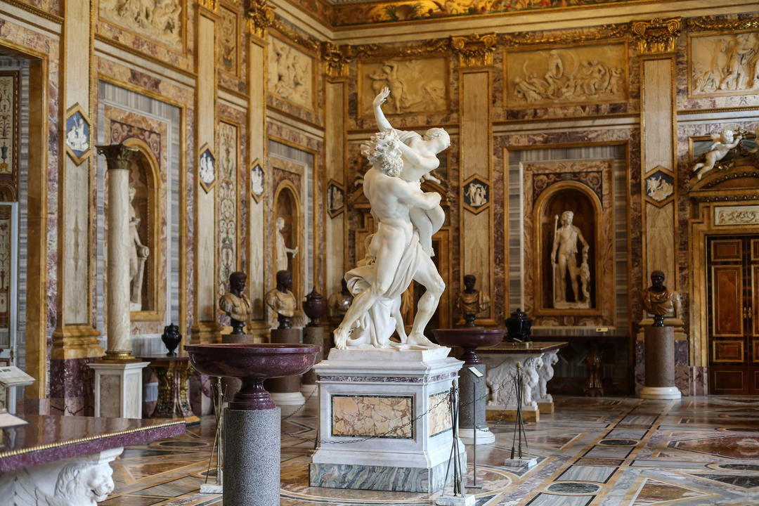 Скульптура з мармуру у стилі бароко у галереї Боргезе