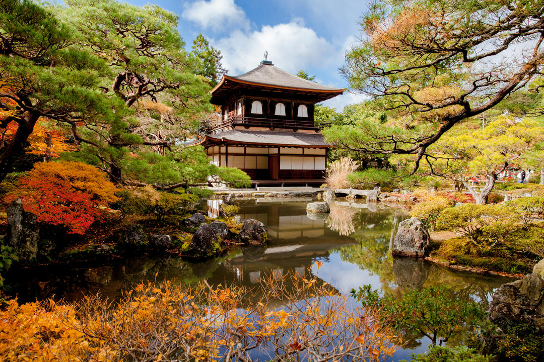 Японський сад та знаменитий Срібний павільйон Нікаку-дзі у сонячних променях