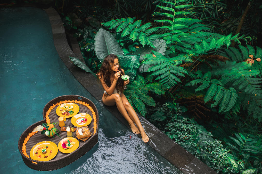 Дівчина розслабляє в басейні на розкішна вілла на Балі.