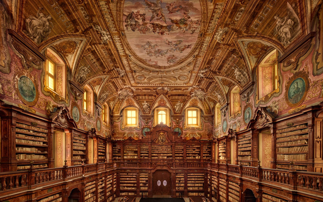 Центральний зал бібліотеки з різьбленими та розписними стелями та стінами