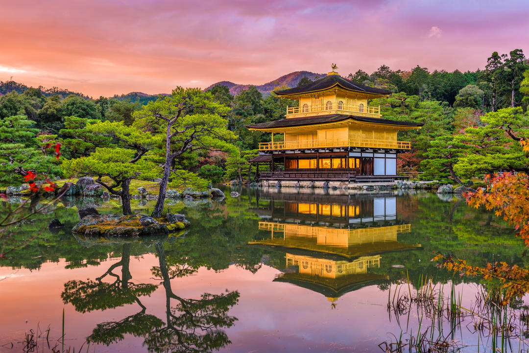 Храм Золотого павільйону у Кінкаку-дзі у Кіото.