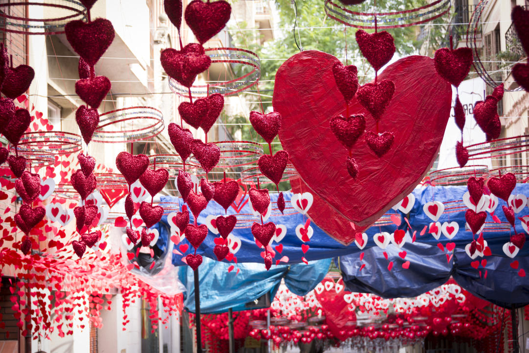 Червоні серця висять на фестивалі в квартал Грасіа