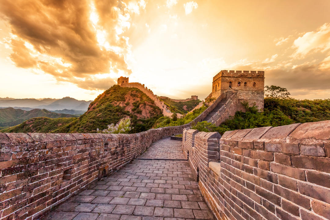 Велика стіна та гори знаменитої пам'ятки Китаю