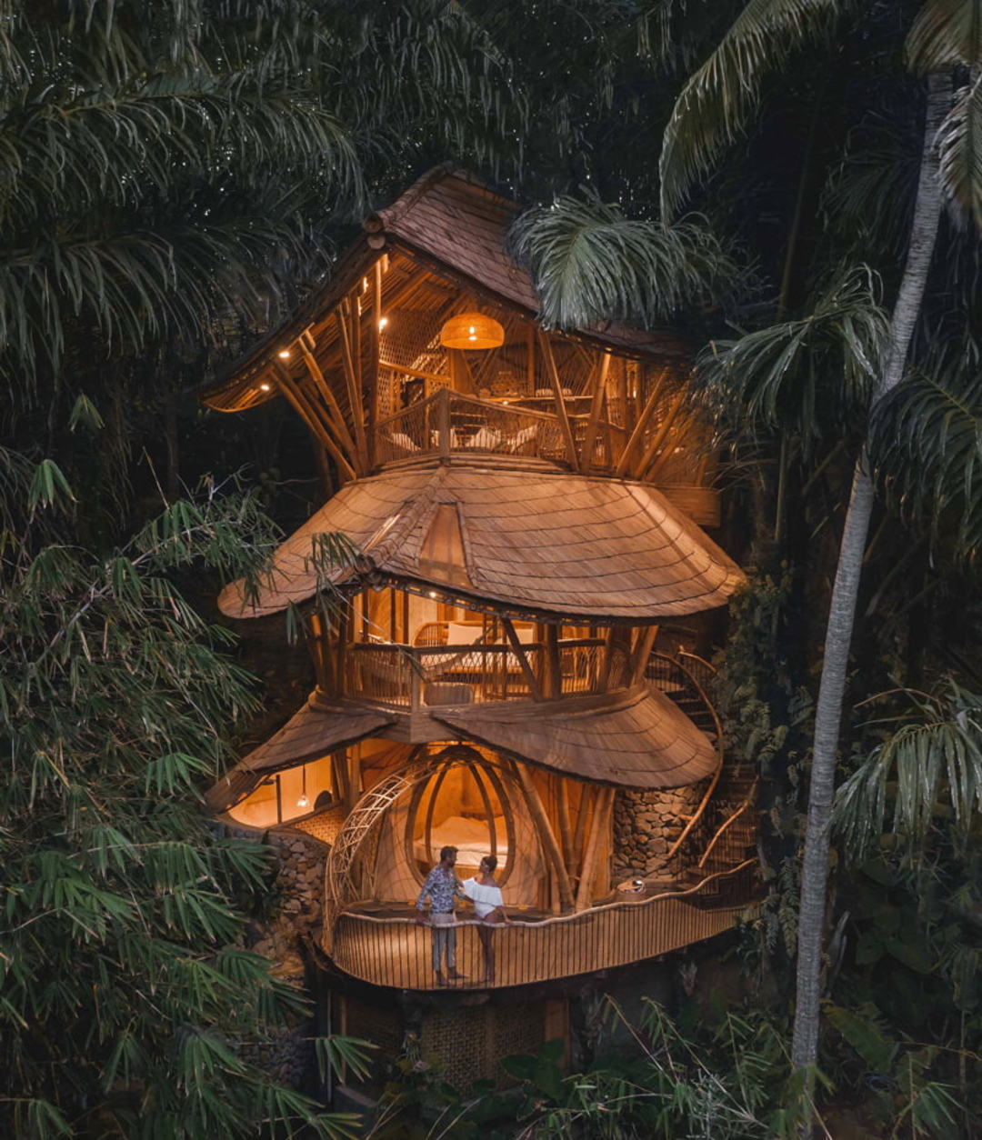 Триповерхова хатина з бамбука