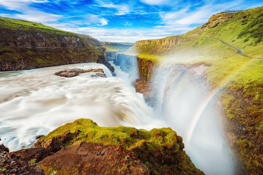 Літній пейзаж з дивовижним ісландським водоспадом