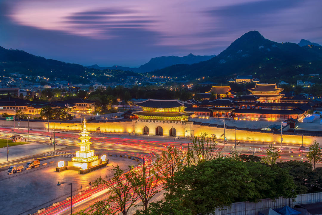 Палац вночі у Південній Кореї