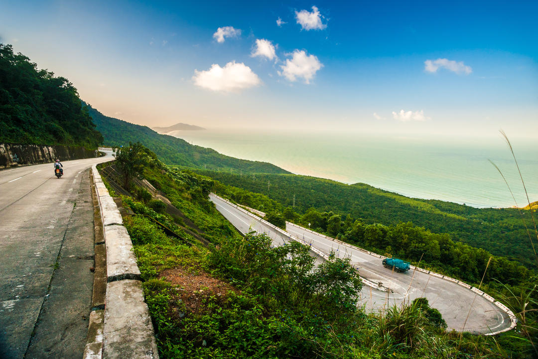 Дорога, що веде вздовж берегової лінії гір недалеко від міста Дананг
