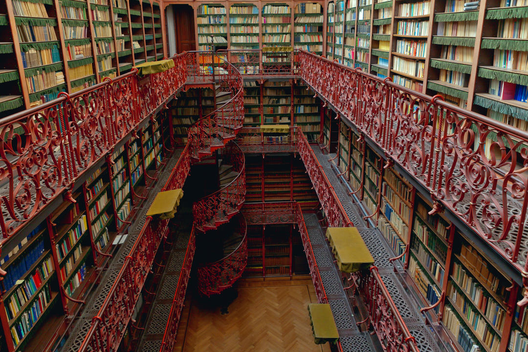 Багатоярусний зал бібліотеки