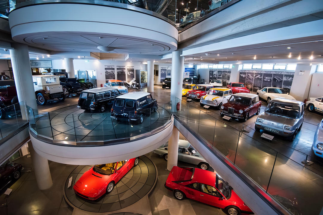 Старі класичні автомобілі всередині автомобільного музею