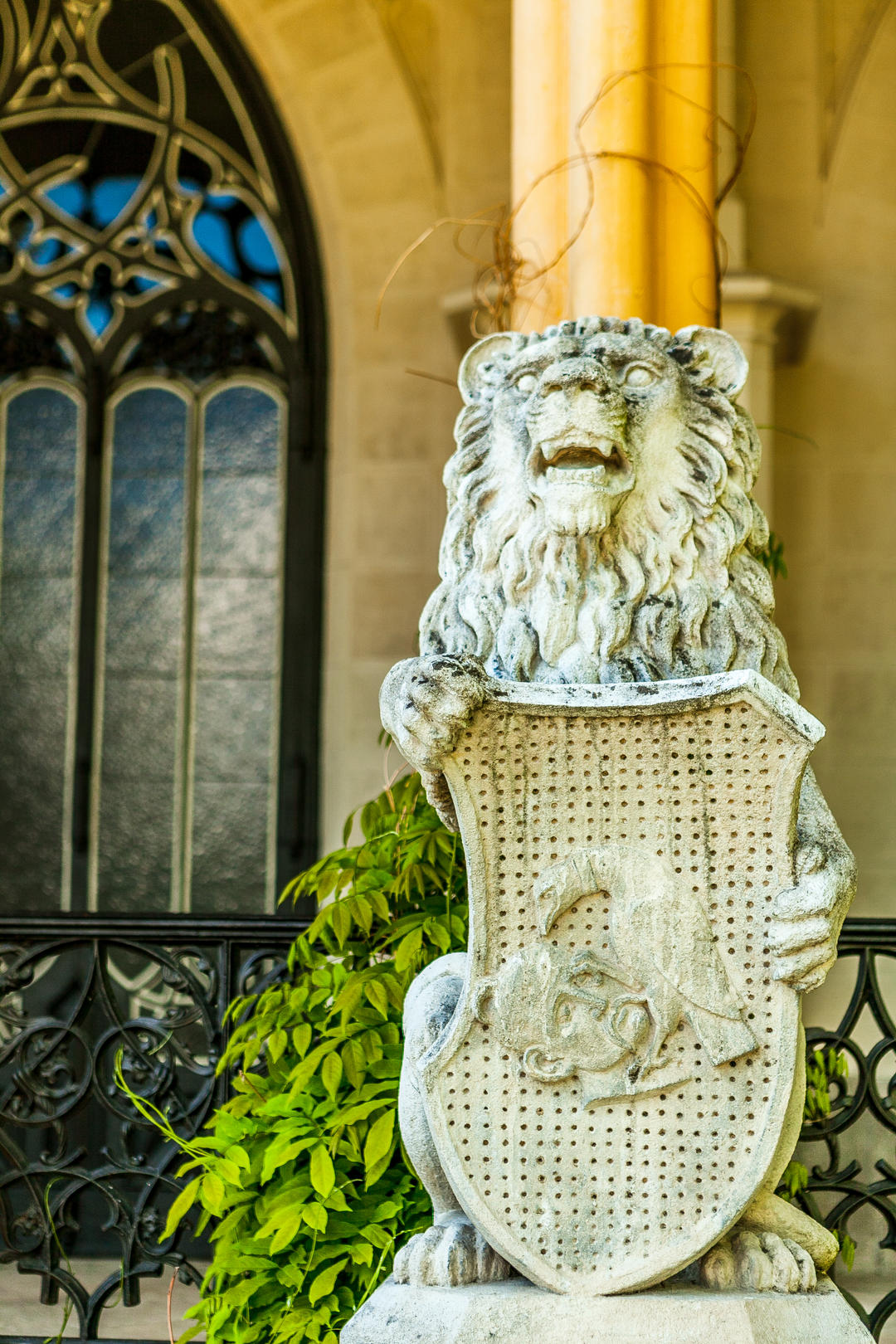 Скульптура лева зі щитом