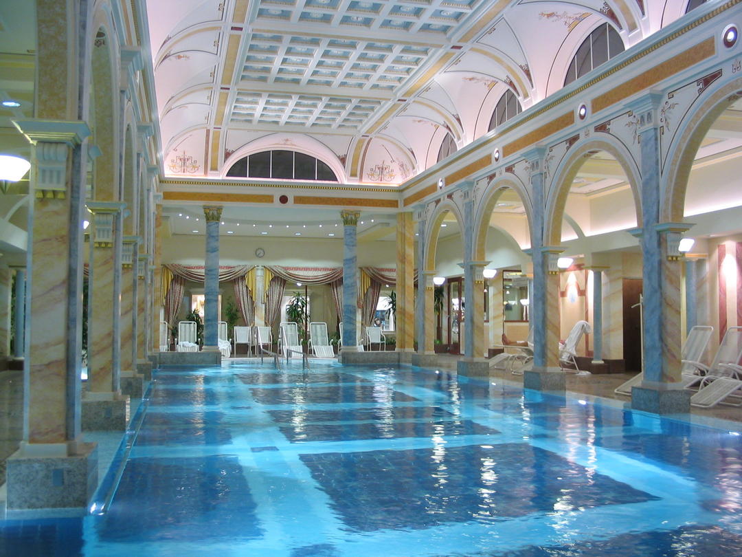 Розкішний критий басейн у готелі Bad Ragaz у Швейцарії