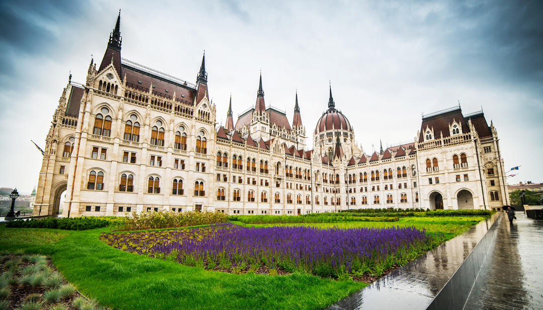 Будівля угорського парламенту у дощовий день