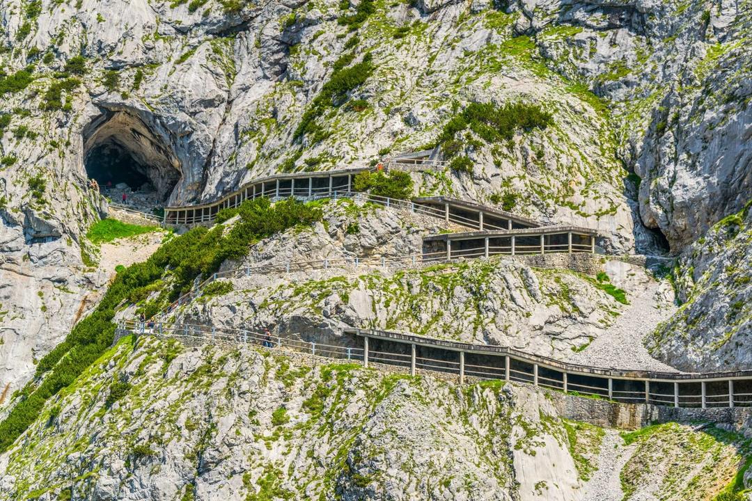 Зигзагоподібна гірська дорога, що веде до крижаної печери Айсрізенвельт.