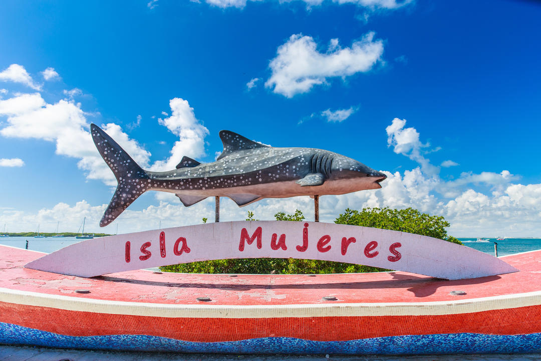Знак Isla Mujeres зі статуєю китової акули