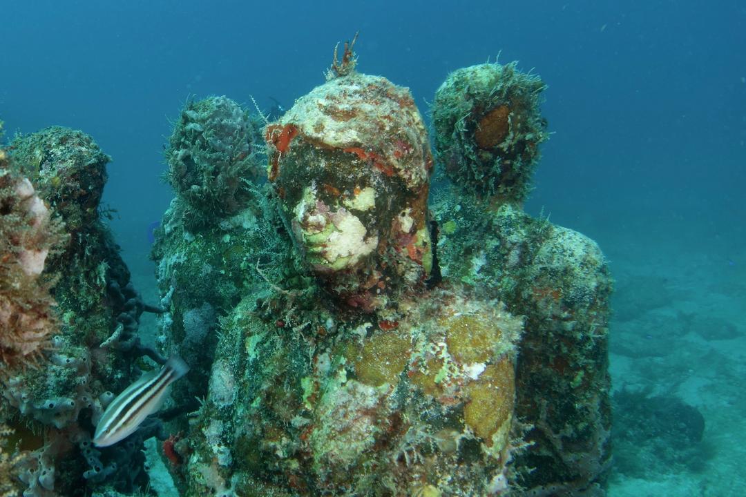 Статуї під водою