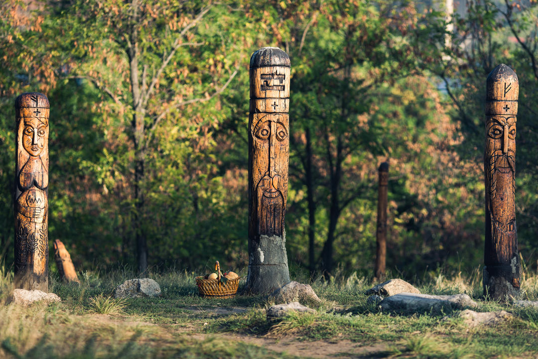 Дерев'яні скульптури язичницьких богів на острові