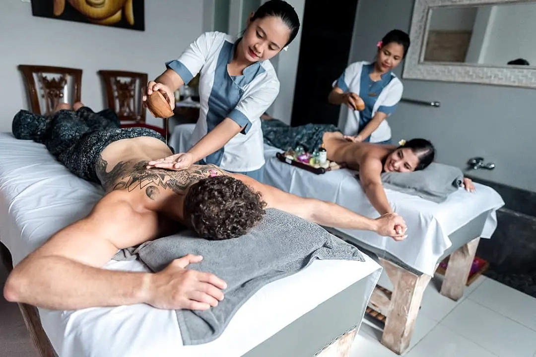 Пара на тайському масажі