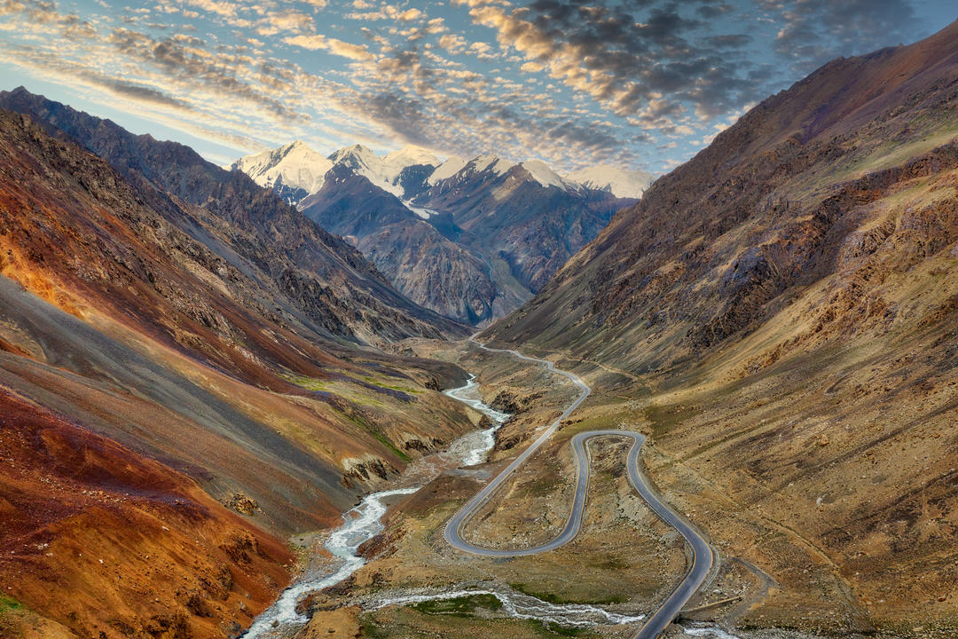 Каракорумське шосе та бічна дорога Скарду на півночі Пакистану