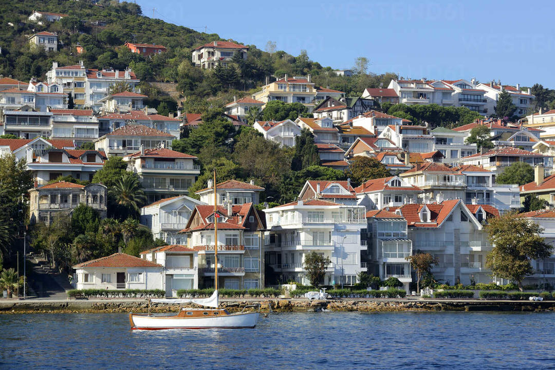 Будинки на схилі берега острова