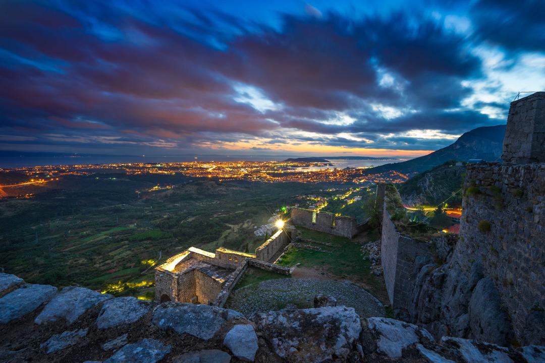 Фортеця в сутінках з видом на місто Спліт