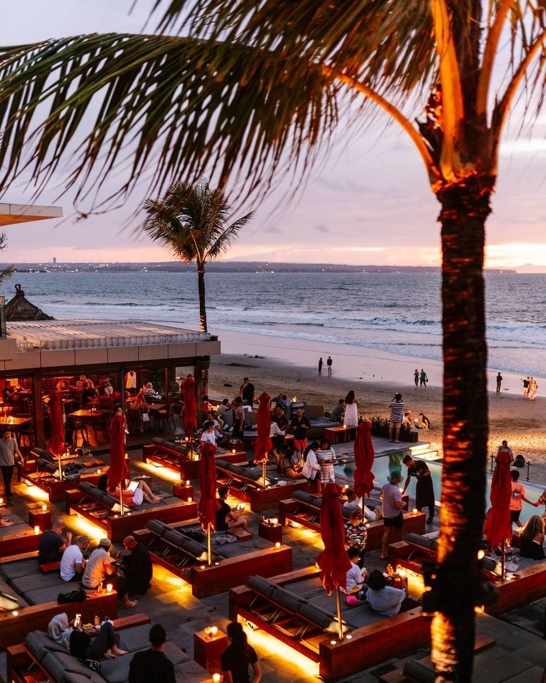 Вечірній ресторан на пляжі