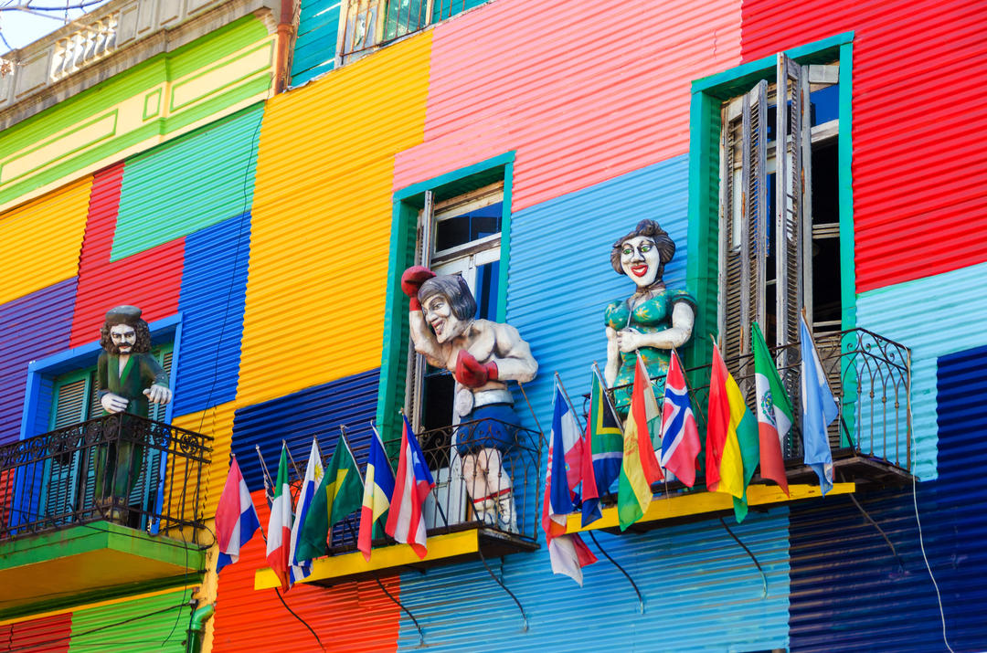 Барвисті будівлі в районі Ла-Бока в Буенос-Айресі