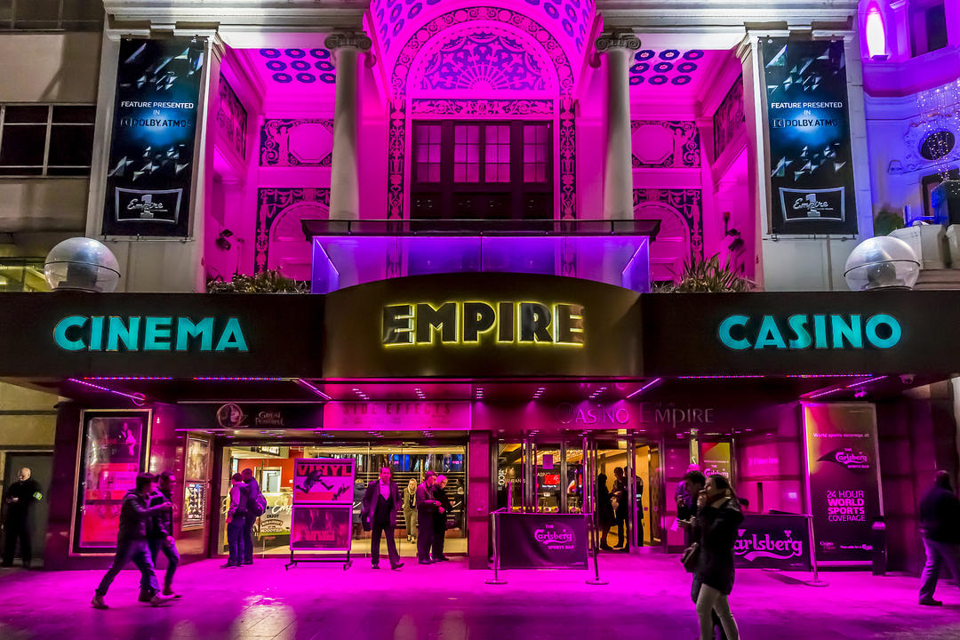 Empire - великий кінотеатр у Лестер-сквер вночі